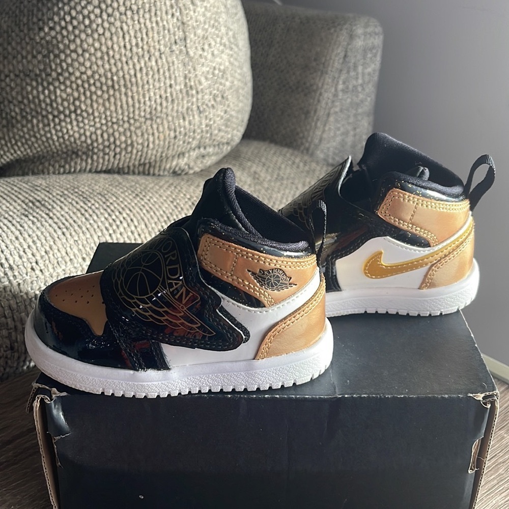 Sky Jordan 1 Black/Gold